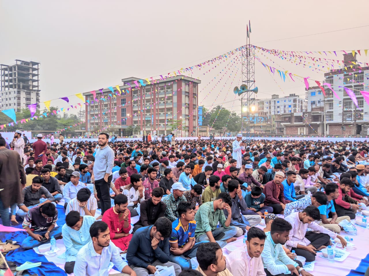 বগুড়ায় ২ হাজারের অধিক শিক্ষার্থীদের মাদুর পেতে ইফতার করালো ছাত্রশিবির