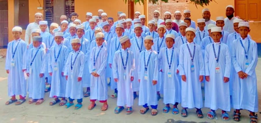 কেশবপুরে বুড়িহাটী হাফিজিয়া মাদ্রাসায় ঈদুল ফিতর উপলক্ষে শিক্ষার্থীদের মাঝে পাঞ্জাবি বিতরণ