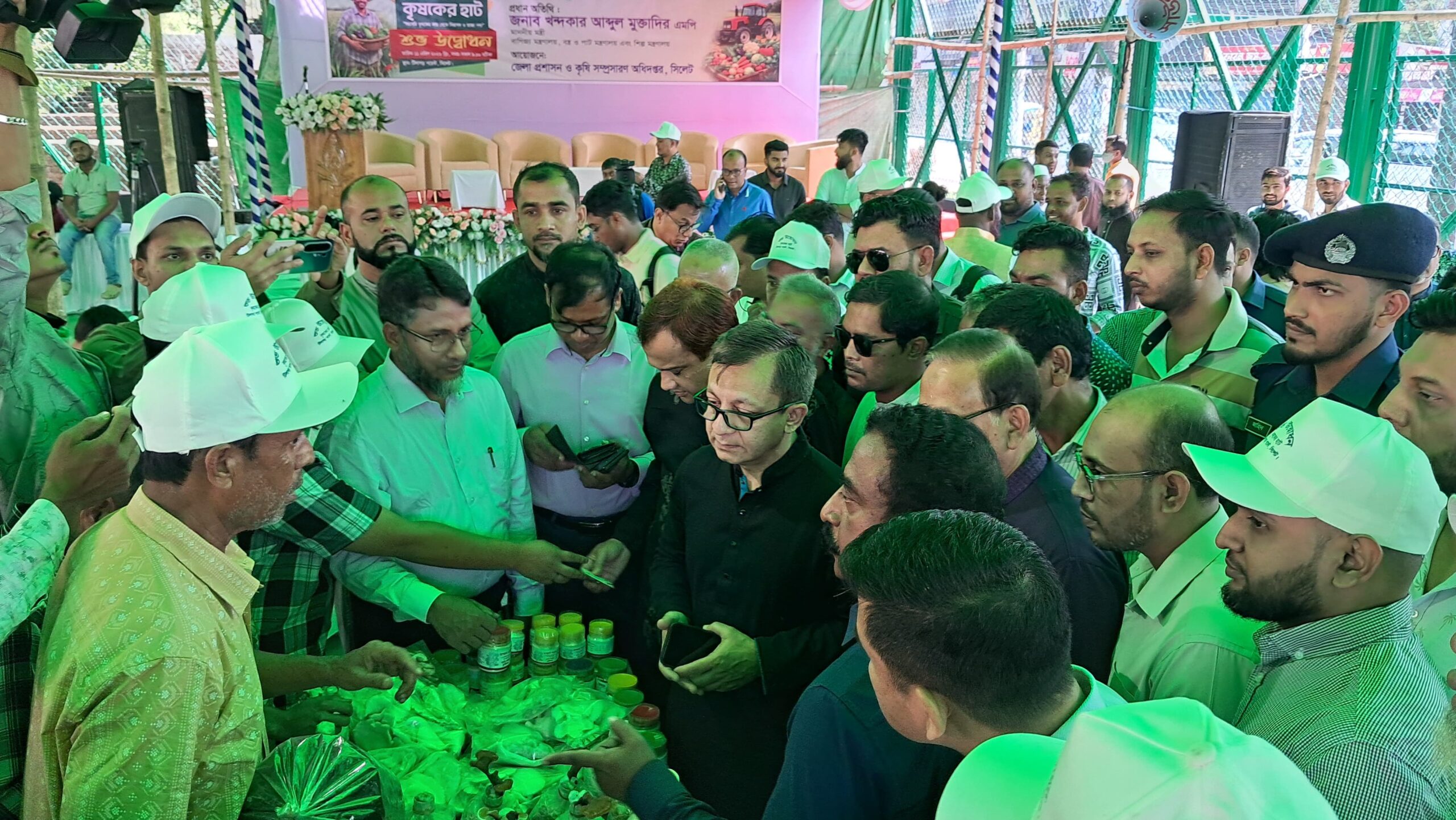 সিলেটে সরকারি তত্ত্বাবধায়নে প্রথম বারের মতো শুরু হলো কৃষকের হাট