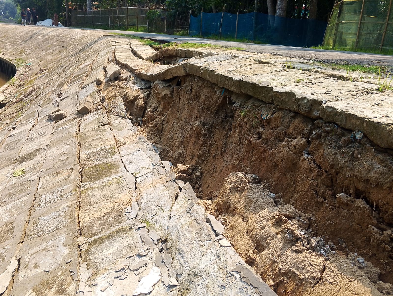 ​৩ মাসেই বিধ্বস্ত কোটি টাকার বাঁধ: কুলাউড়ায় হুমকিতে নওয়াগাঁও-অলিপুর সড়ক