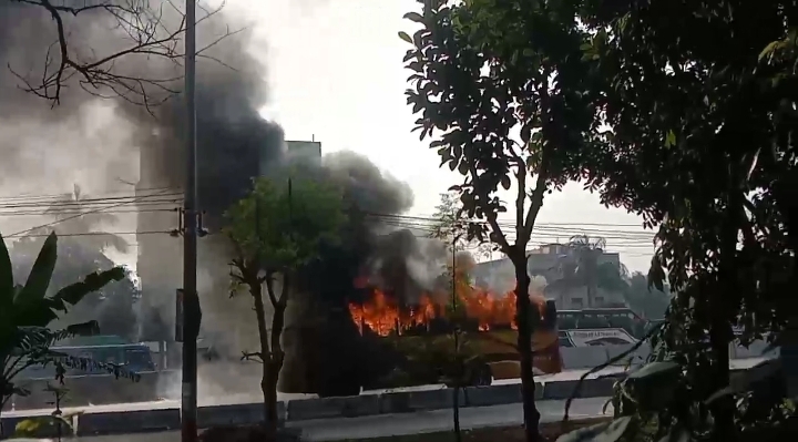 চলন্ত বাসে আগুন, অল্পের জন্য রক্ষা পেল ১৫–১৬ জন যাত্রী