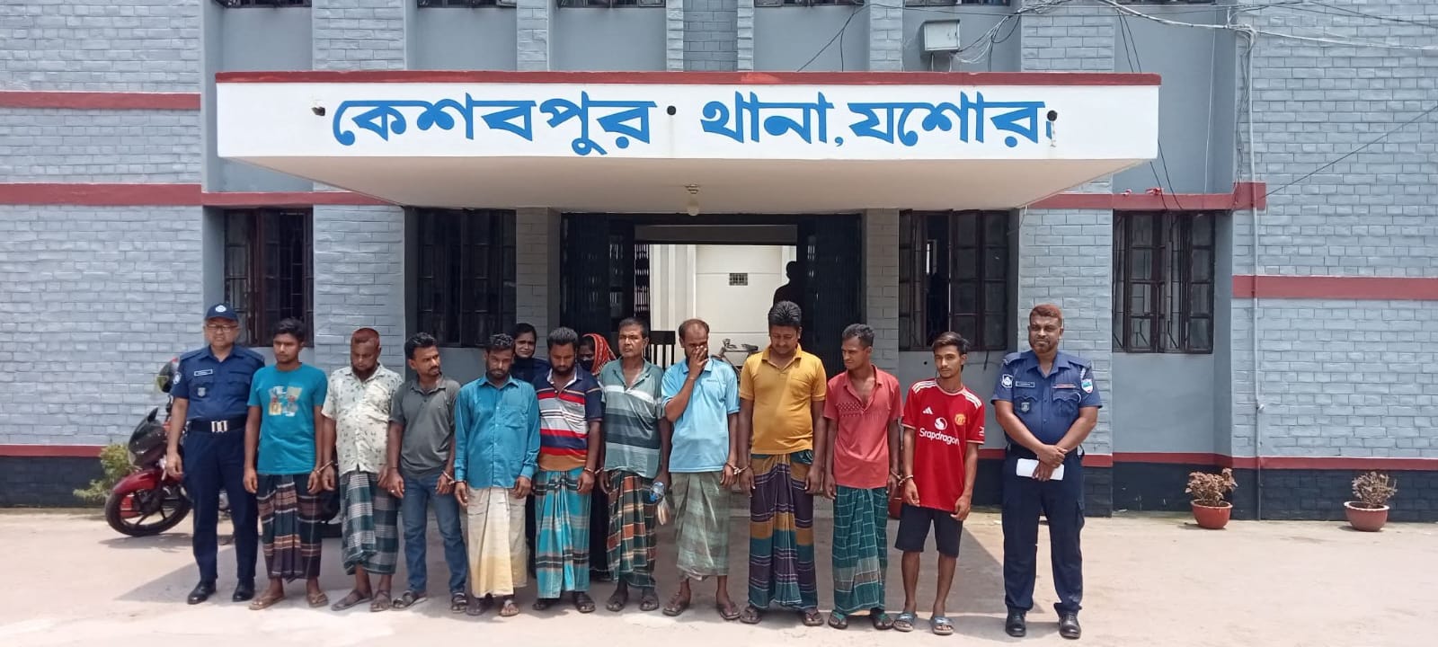 কেশবপুরে থানা পুলিশের অভিযানে এক নারীসহ ১১ আসামি গ্রেফতার