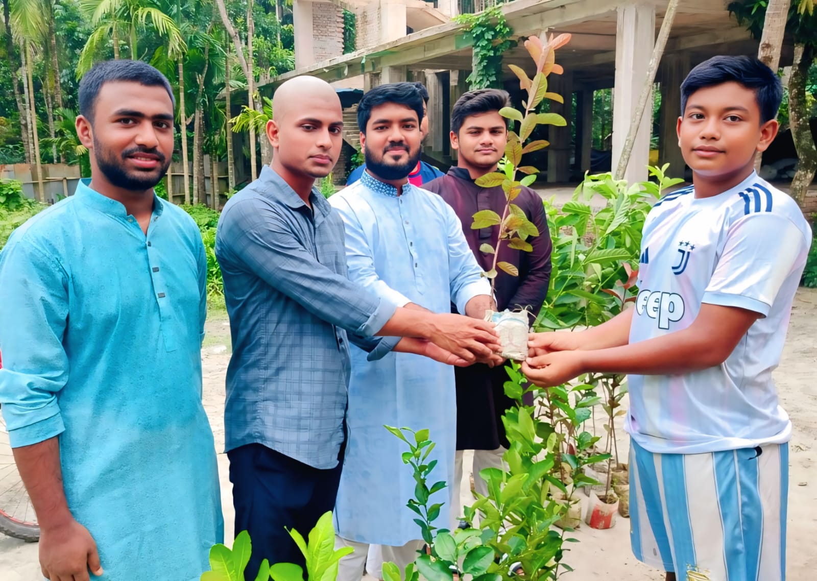 বৃক্ষরোপণের মাধ্যমে রায়পুরে বিশ্ব পরিবেশ দিবস পালন করল ইসলামী ছাত্রশিবির