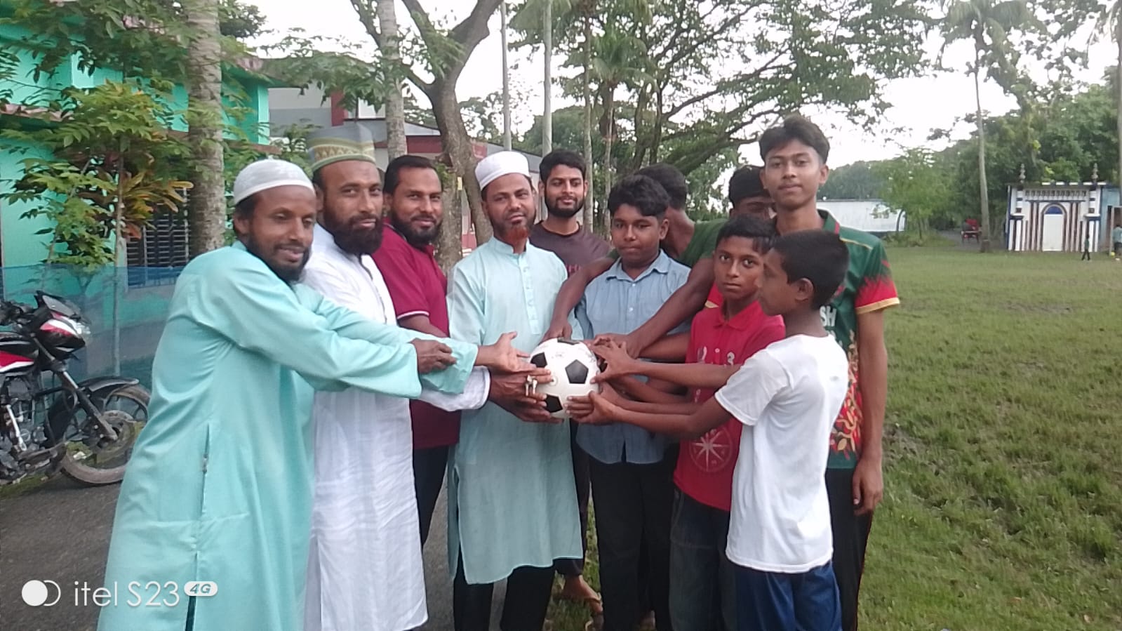 কেশবপুরে বুড়িহাটী জামায়াতে ইসলামীর উদ্যোগে তরুণদের মাঝে ফুটবল বিতরণ, খেলাধুলার মাধ্যমে মাদকমুক্ত সমাজ গঠনের প্রত্যয়