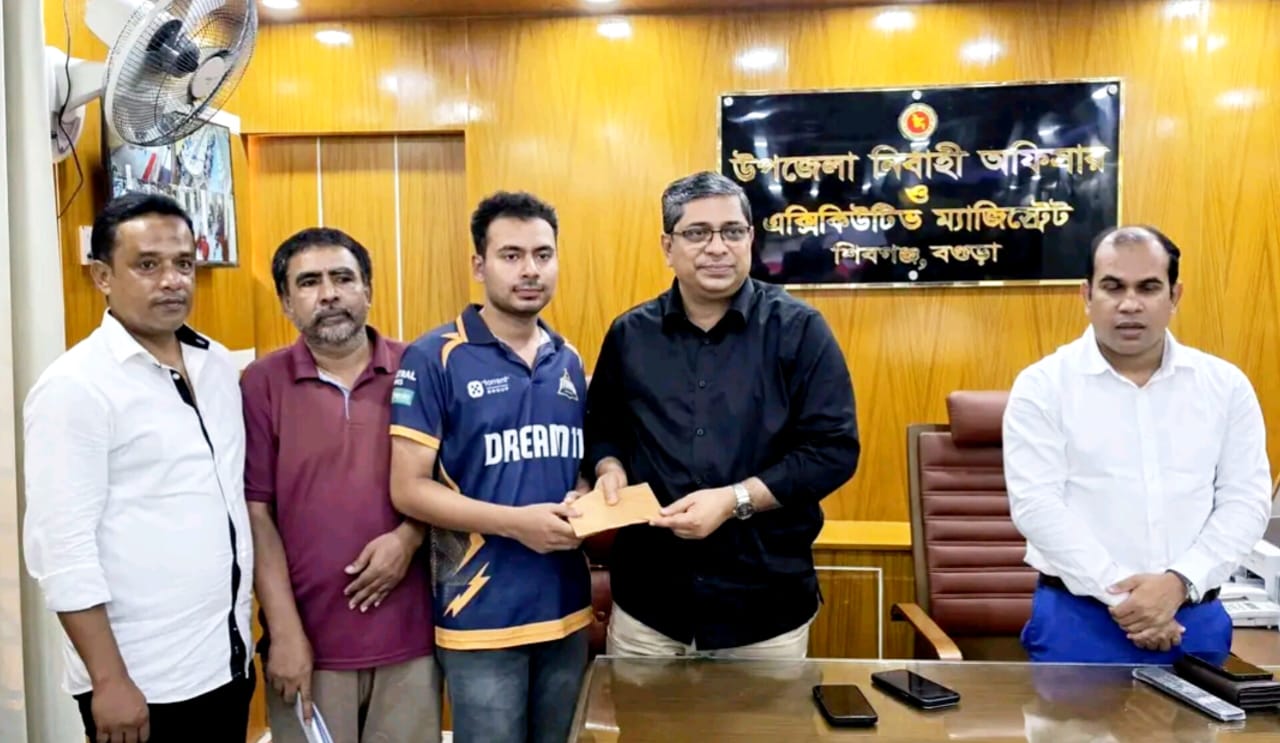 অর্থের অভাবে থমকে যাচ্ছিল বিশ্ববিদ্যালয়ে পড়ার স্বপ্ন, সহায়তার হাত বাড়ালেন প্রতিমন্ত্রী মীর শাহে আলম