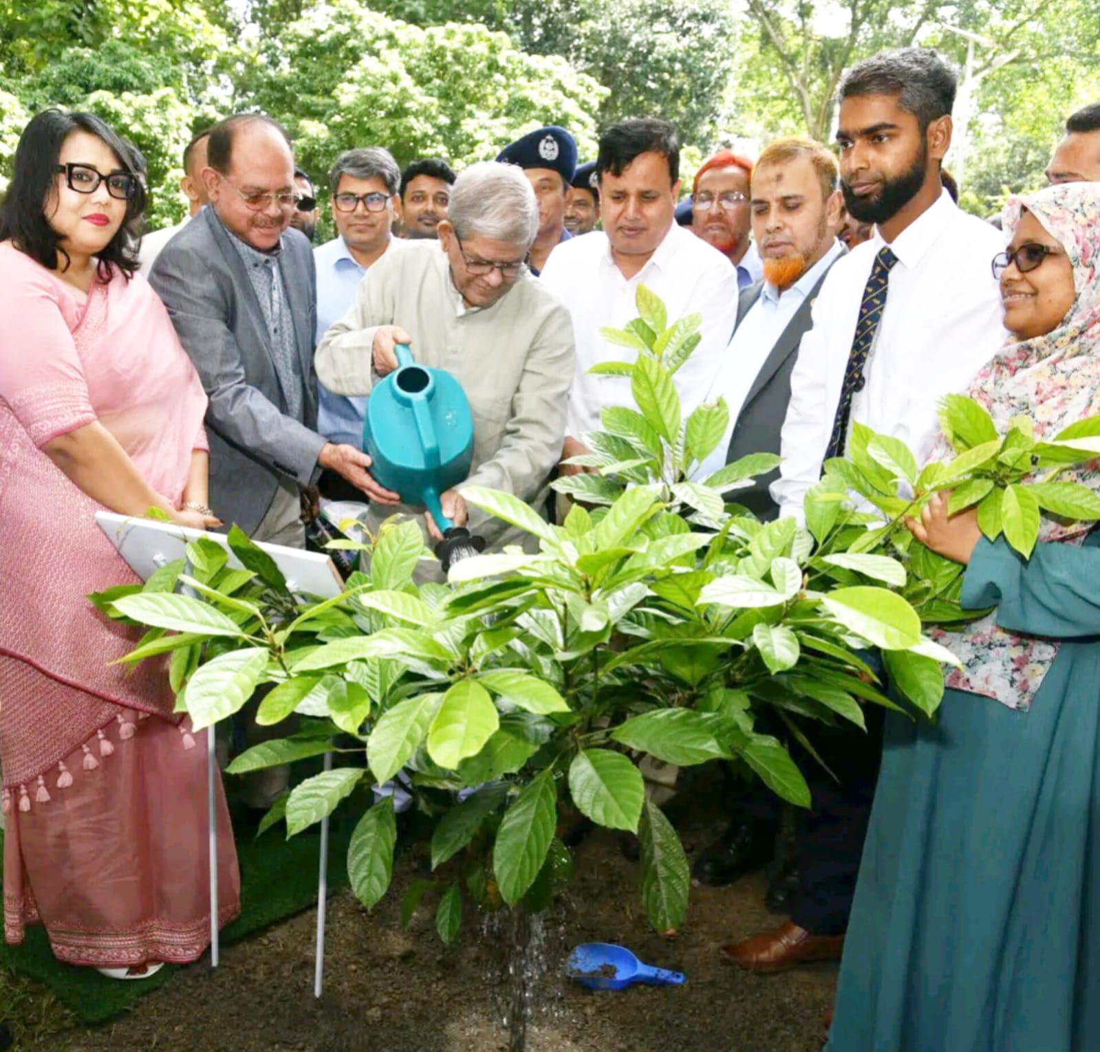 বগুড়া আরডিএ প্রাঙ্গণে বৃক্ষরোপণ করলেন স্থানীয় সরকার, পল্লী উন্নয়ন ও সমবায় মন্ত্রী মির্জা ফখরুল ইসলাম আলমগীর