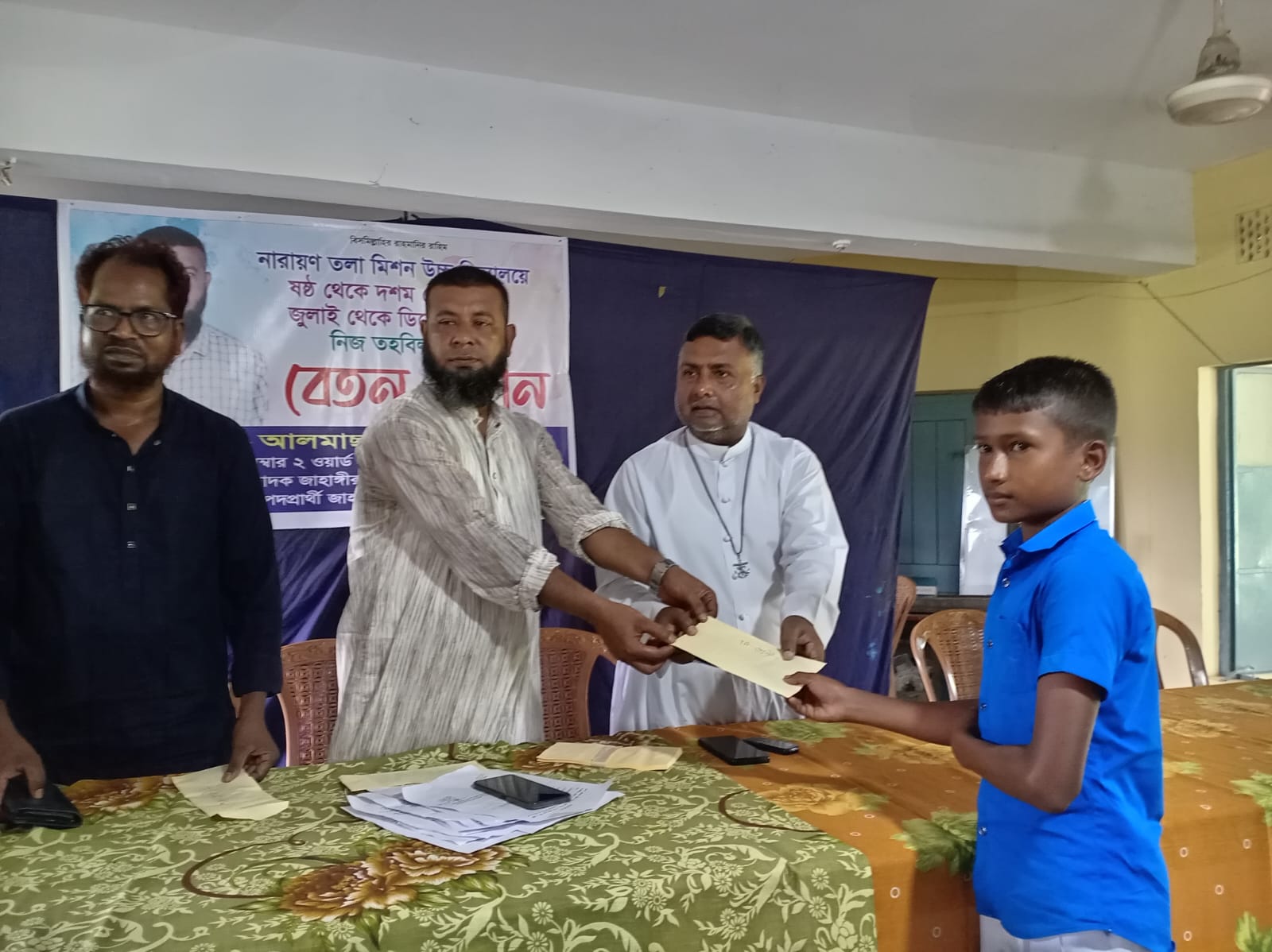 জাহাঙ্গীরনগরে মানবিক দৃষ্টান্ত: ৩০ শিক্ষার্থীর ৬ মাসের স্কুলের বেতন দিলেন ইউপি সদস্য আলমাছ উদ্দিন শিপু