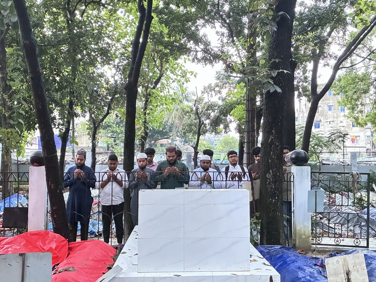 শহীদ নাদিমুল হাসান এলেমের কবর যিয়ারত করেন ছাত্রশিবির ঢাকা জেলা দক্ষিণ